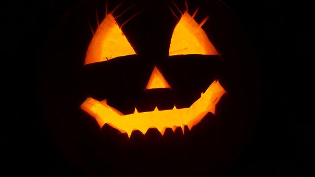 暗闇で照らされるかぼちゃ
