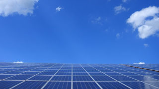 太陽光発電パネルと青い空